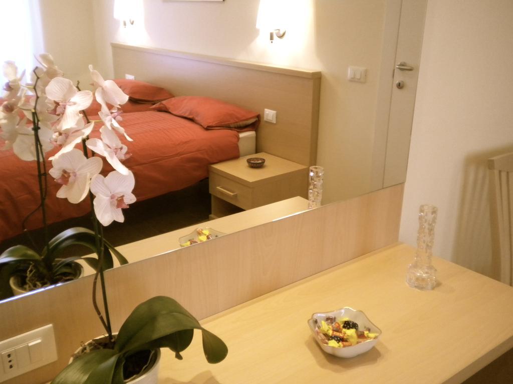 ホテル アルバ ロマーナ B＆B ローマ エクステリア 写真
